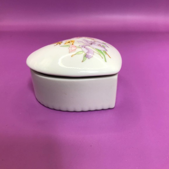 Porcelain Heart Trinket Box Lillies and Butterfly Design 3'x3' for Rings Perfect - Picture 5 of 10